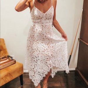Lulu’s flowy lace midi dress
